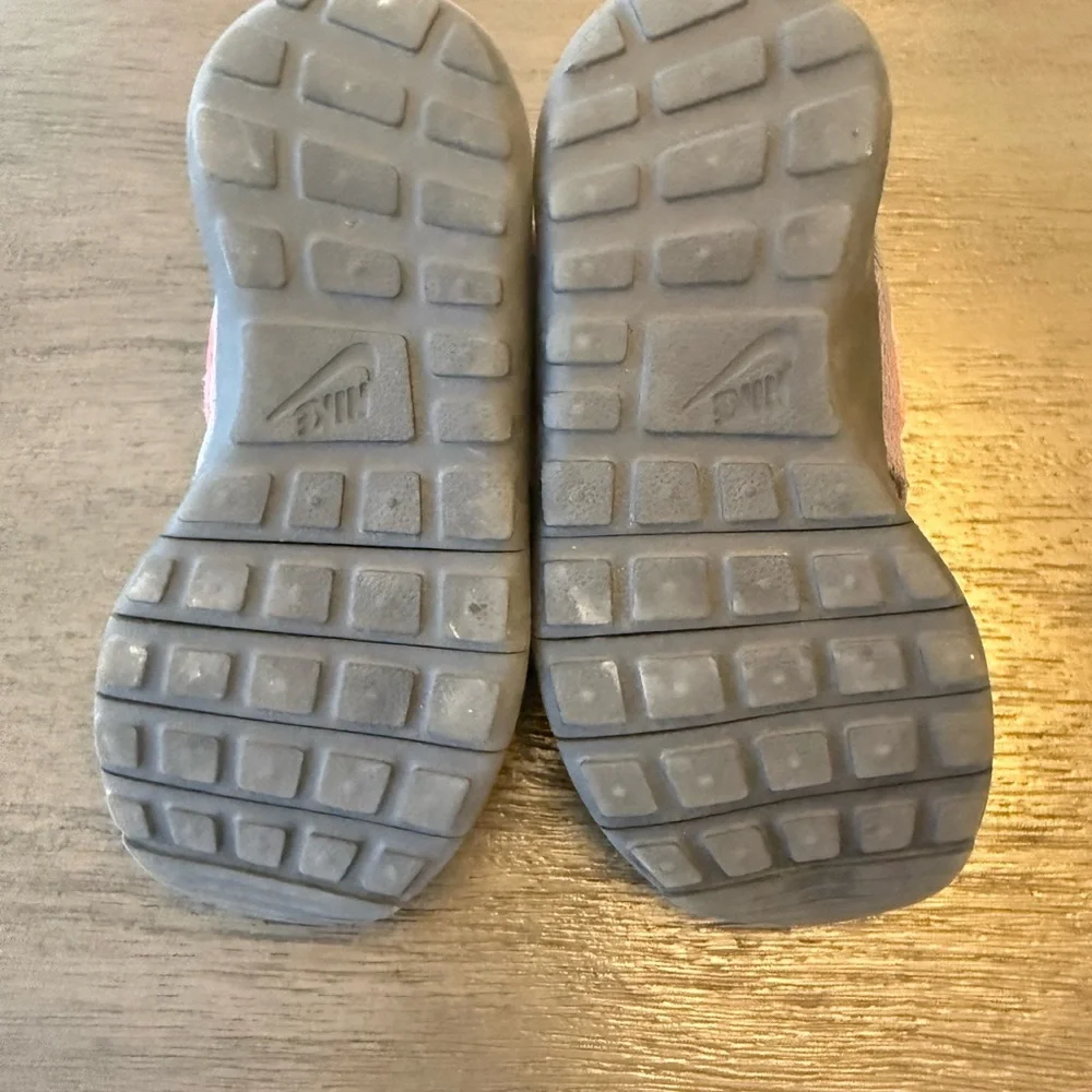 Nike Kids Sneakers‎ in Gray and Red Size 9C